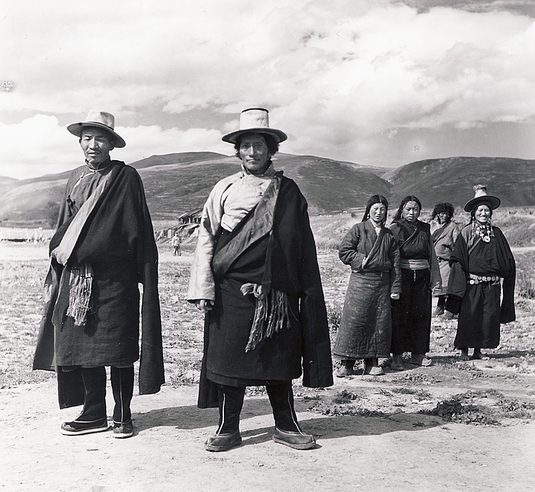 Z dalekých krajů a ve slavnostním oblečení se dostavili Tibeťané k uvítání dalajlamy