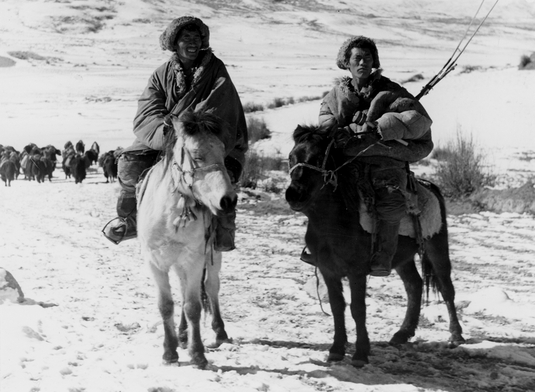 Vůdci karavan - v levé ruce modlící váleček manikhorlo, na zádech puška s podpěrnou vidlicí bönda